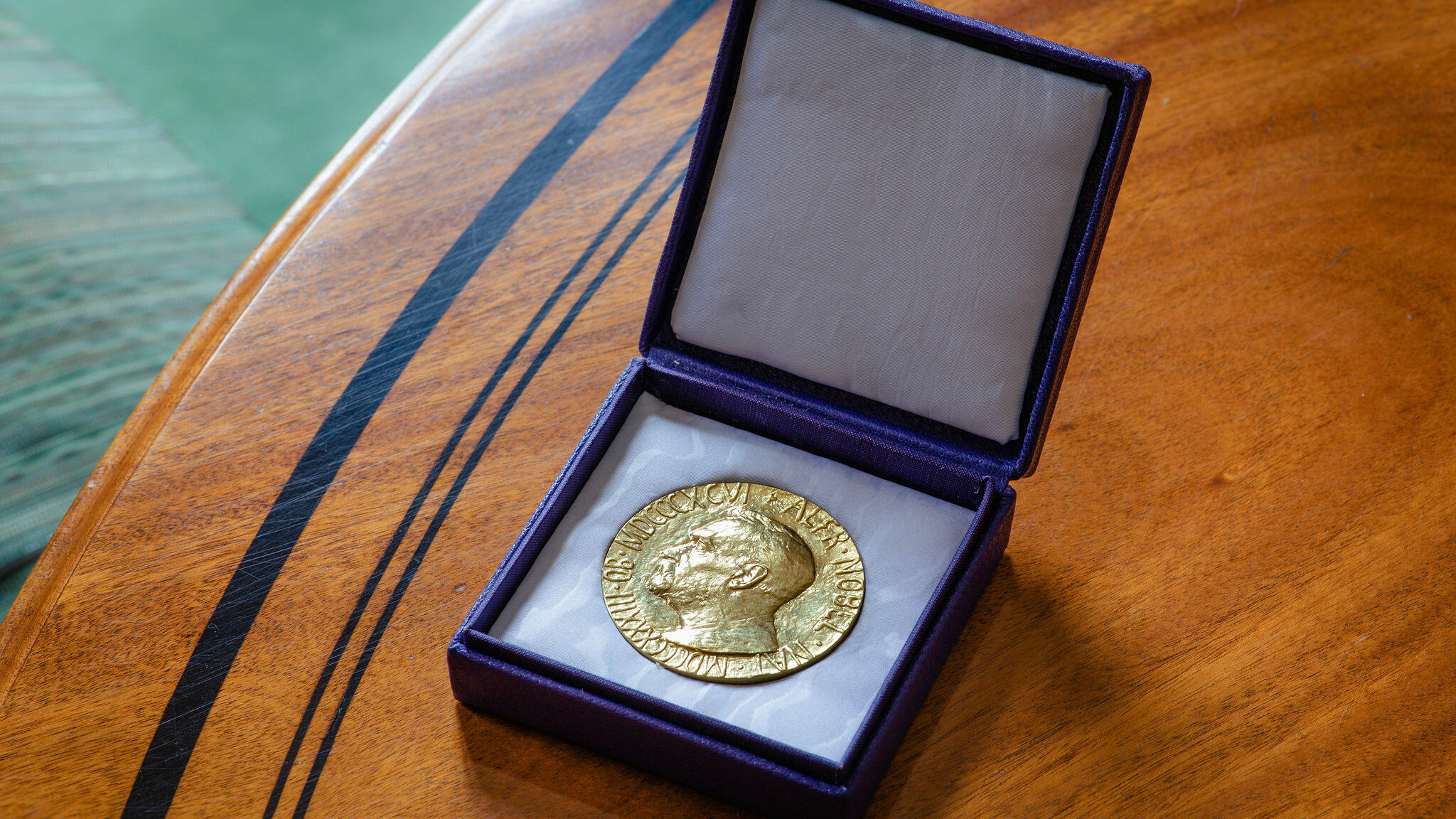 Nobel 2026 z chemii. Rozwiązali zagadkę lewych i prawych cząsteczek