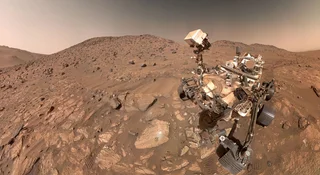Znamy osiem planet, setki księżyców i niezliczone kosmiczne skały. A jednak Układ Słoneczny wciąż skrywa tajemnice, na które nauka nie zna dobrych odpowiedzi. Niektóre mogą zmienić nasze wyobrażenie o historii planet, inne dotyczą światów, na których być może istnieje życie.