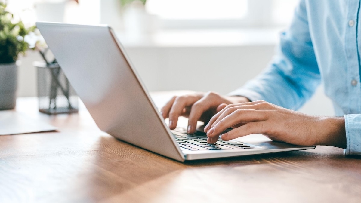 Karta internetowa do laptopa i tabletu. Jak wybrać starter i pakiet danych?