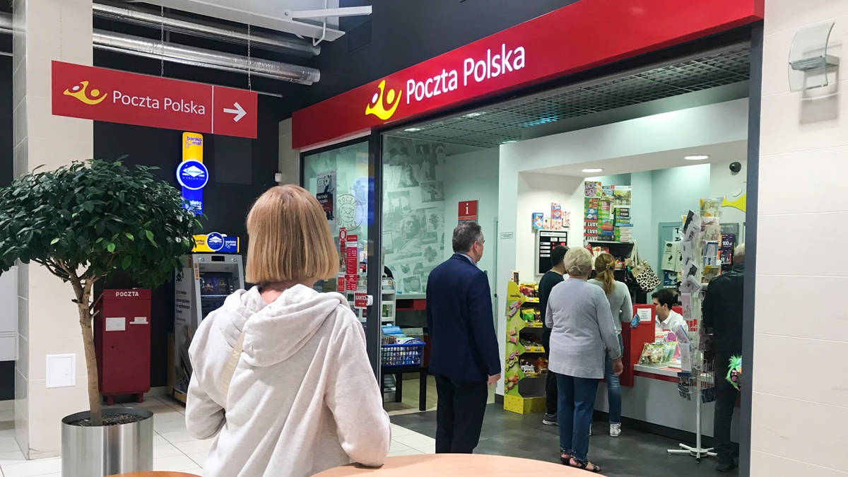 Poczta Polska nie chce być drugą Żabką. Na pocztę pójdziemy… po schronienie