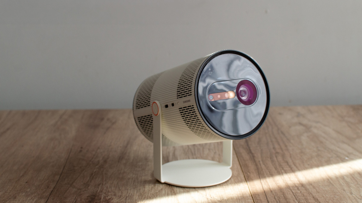 Projektor, który sam ogarnia ścianę. Samsung The Freestyle+ – recenzja