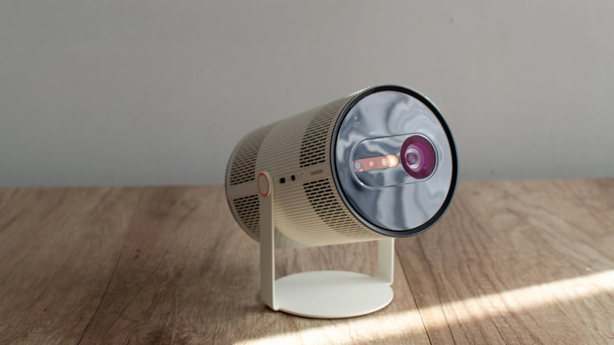 Projektor, który sam ogarnia ścianę. Samsung The Freestyle+ - recenzja