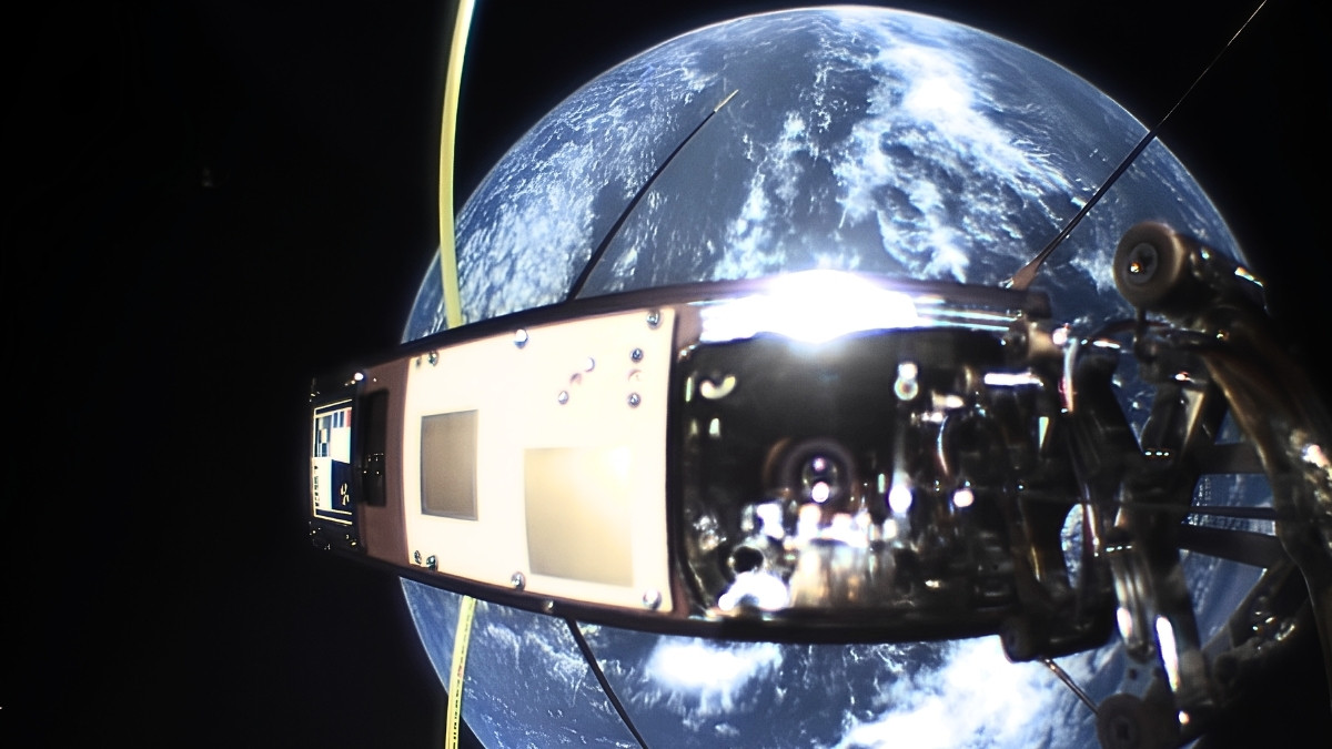 Satelita zrobił sobie selfie. Ma aparat z płynną soczewką