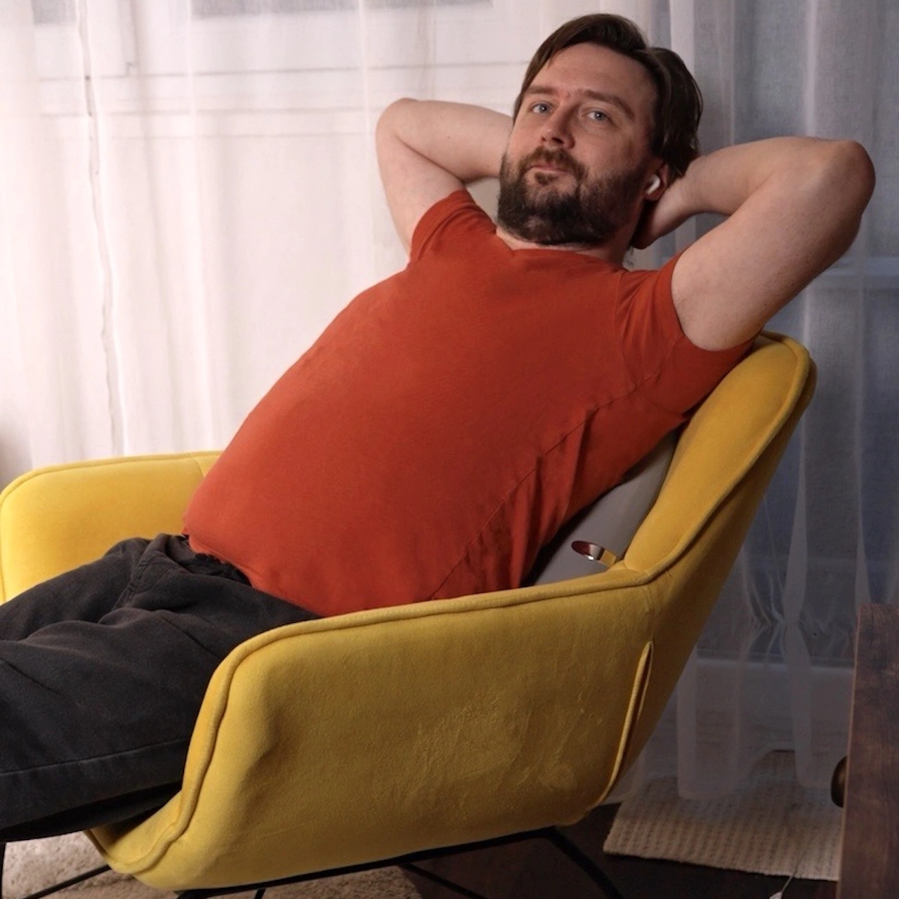 Jak siedzę na fotelu w salonie, to SKG TS700 jest prawie niewidoczny
