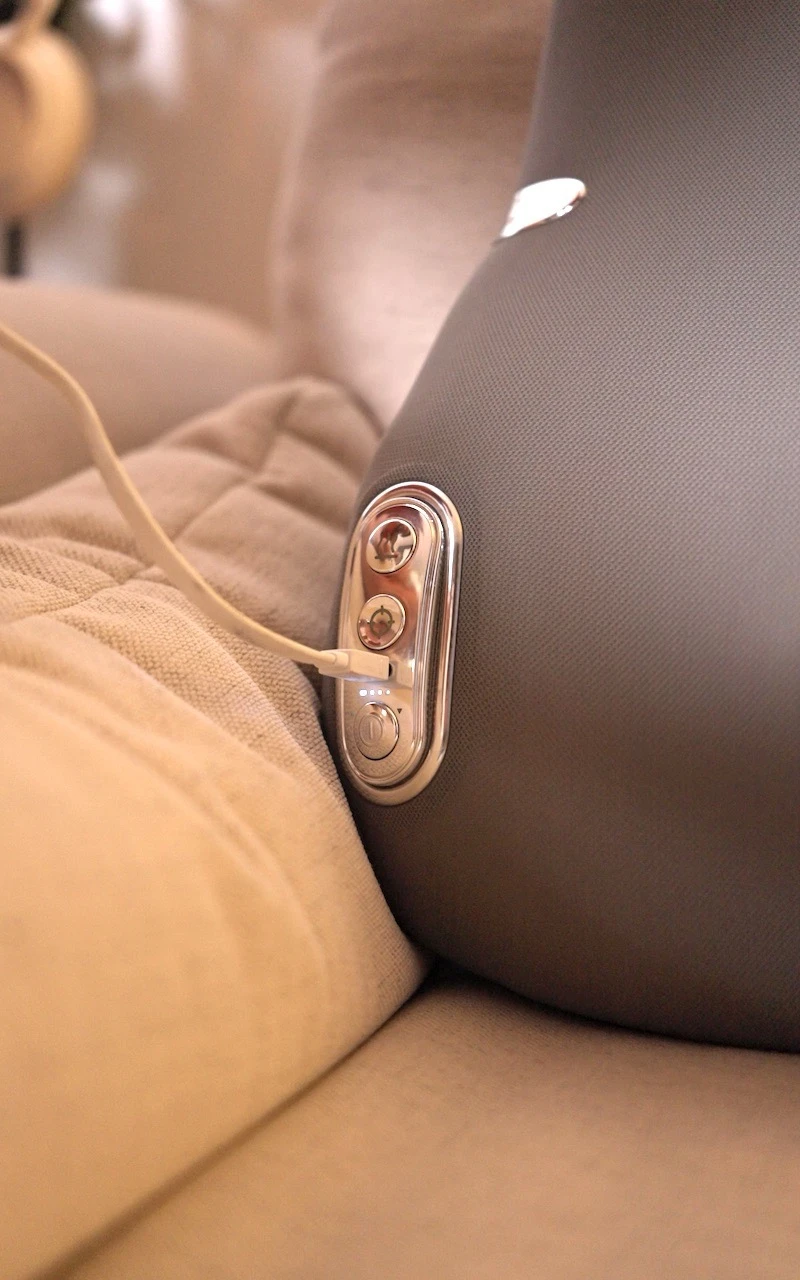 Do ładowania SKG TS700 używa się kabla USB-C