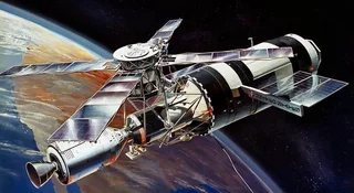 Przez lata opowieść o buncie astronautów krążyła jako jedna z najbardziej niezwykłych historii z początków załogowych lotów kosmicznych. Trzech mężczyzn miało tak dość poleceń z Ziemi, że w końcu przestało wykonywać swoją pracę. Jednak ostatni żyjący członek załogi Skylab 4 twierdzi, że słynny strajk nigdy nie miał miejsca. Ale prawdziwa historia jest znacznie ciekawsza niż legenda.