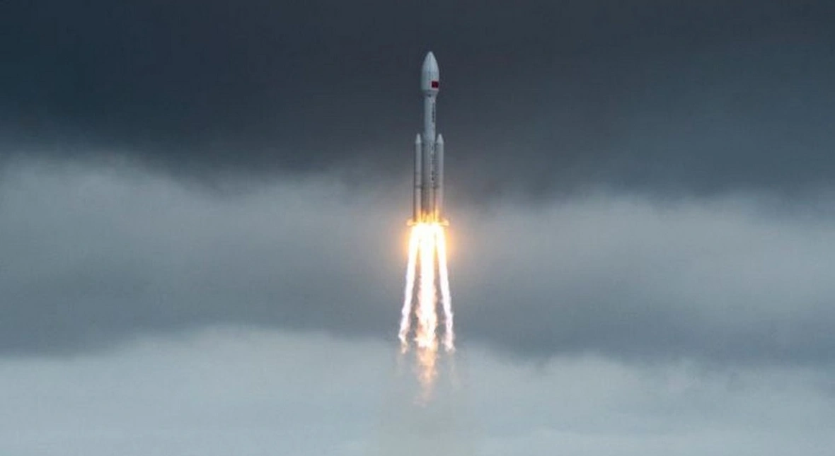 Image for Świetlista smuga na polskim niebie. Chińska rakieta zostawiła potężny ślad