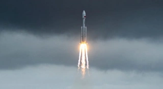 Biała, świetlista smuga przecięła nocne niebo nad południową Polską i Słowacją. Nie przypominała ona typowego śladu samolotu ani krótkiego błysku meteoru. Zamiast szybko zniknąć, pozostawała widoczna jako rozległa, świecąca struktura.
