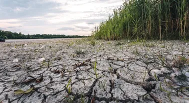 Jezioro wysycha, a ludzie węszą spisek. "Ktoś steruje pogodą" 