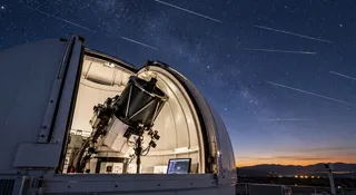 Zbudował obserwatorium z gotowych części. Śledzi satelity